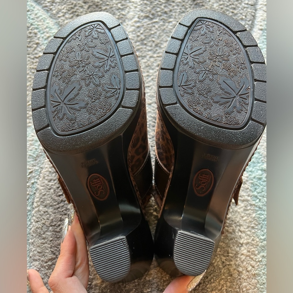 Woman’s Sofft choc leopard heels - Picture 6 of 6